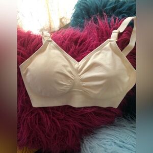 Cream Wireless Seamless Nursing Bra
Size M
Brand: HOFISH
Freshly washed not worn